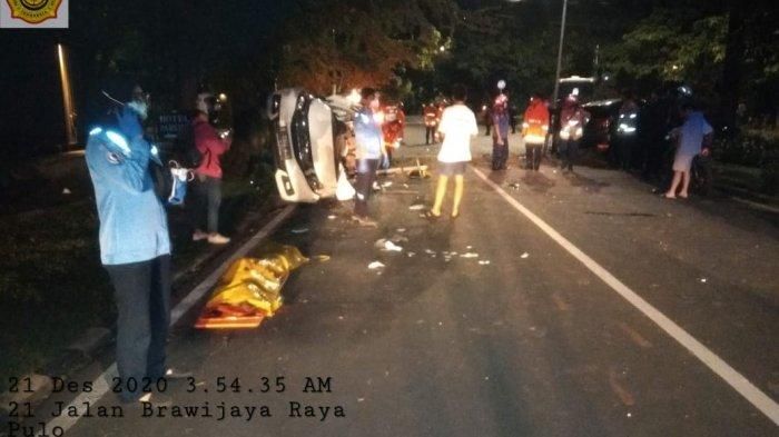 Petugas damkar Kebayoran Baru membantu mengevakuasi korban yang terlibat kecelakaan mobil di Jalan Brawijaya, Kebayoran Baru, Jakarta Selatan pada Senin (21/12/2020). (ISTIMEWA/Dokumentasi Damkar Kebayoran Baru)