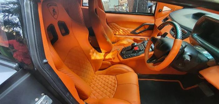 Bagian kabin Honda Civic FD dikemas mirip seperti Lamborghini