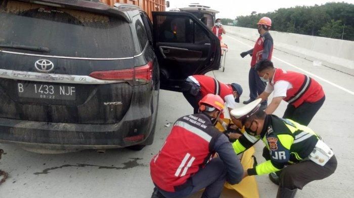 Proses evakusi dua penumpang Toyota Fortuner yang menencap di kolong truk 
