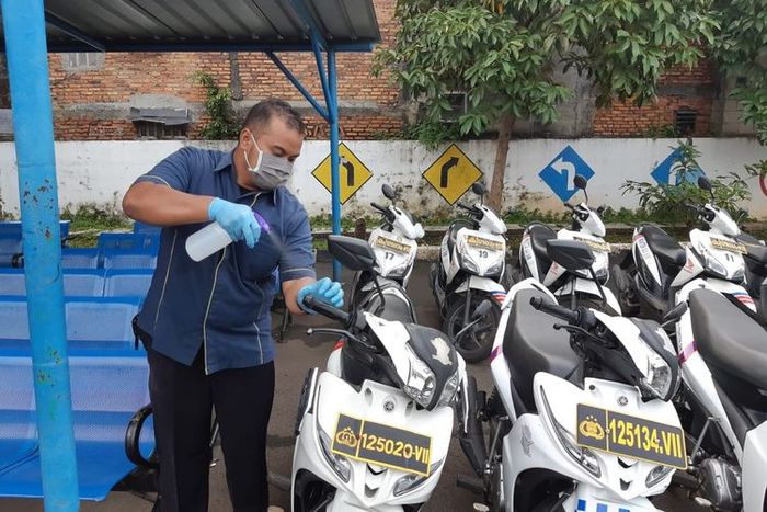 Petugas SATPAS SIM menyemprotkan Disinfektan ke salah satu kendaraan uji praktik SIM (Dok. Satpas SIM Daan Mogot )