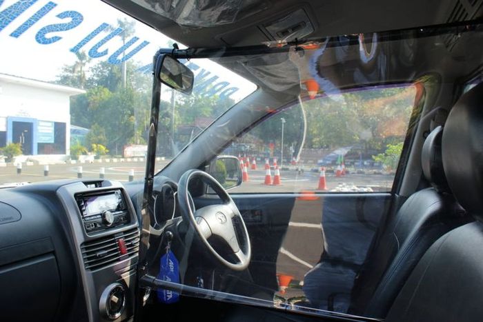 Pemasangan sekat di mobil uji praktik SIM di Satpas Daan Mogot, Cengkareng, Jakarta Barat, Jumat (12/6/2020)(Dokumentasi Satpas SIM Daan Mogot )