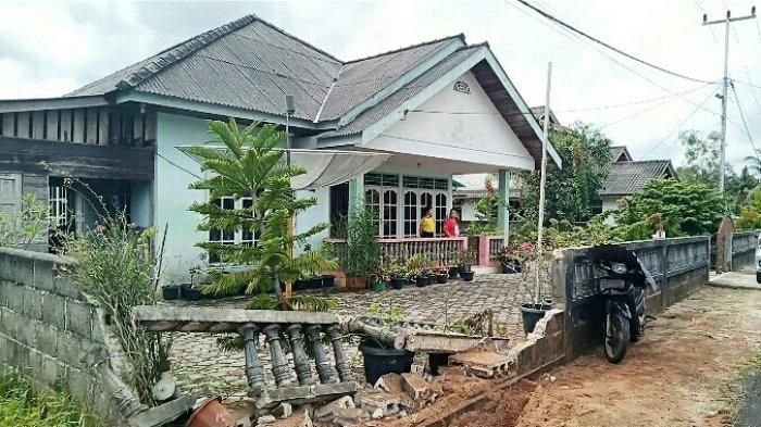 Pagar rumah pengusaha kapal yang dirobohkan karena teror
