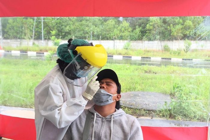 Salah satu penumpang Bandara Syamsuddin Noor Banjarmasin di Banjarbaru, Kalsel melakukan rapid test antigen pada, Selasa (22/12/2020). (Humas Bandara Syamsuddin Noor)