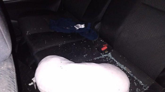 Beling kaca berceceran di dalam kabin Toyota Avanza milik Manajer Tribunnews