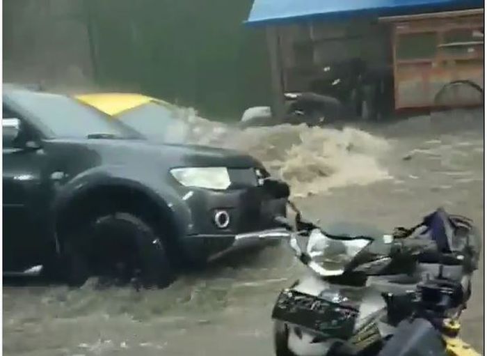 Mitsubishi Pajero Sport ikut diterjang banjir di Jl Sukamulya, Sukagalih, Sukajadi, kota Bandung, Jawa Barat