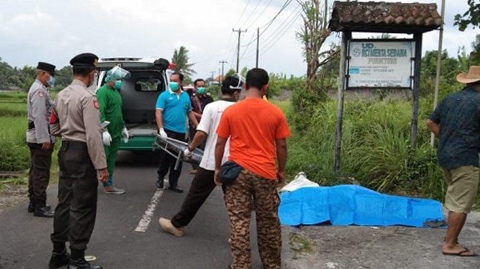 Pemotor meninggal dunia setelah tabrak pintu mobil di Jalur Umum Marga, Banjar Desa Cau Belayu, Kecamatan Marga, Tabanan, Bali.