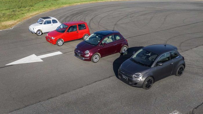 Fiat Nuova 500 (putih), Fiat Cinquecento Sporting (merah cerah), Fiat 500 (merah tua) dan Fiat 500e (hitam).