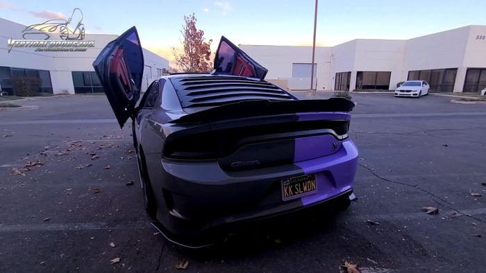 Tampilan belakang Dodge Charger yang terlihat sangar