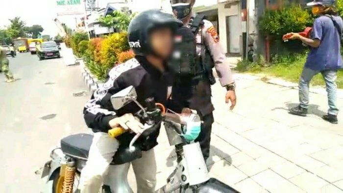 pemuda di Solo kena sanksi setelah pasang masker di Honda C70.