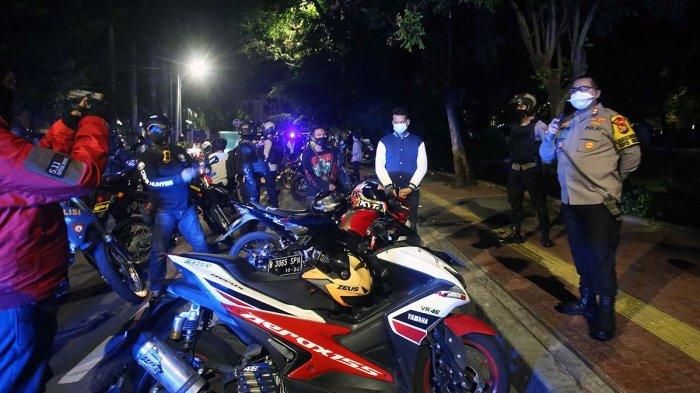 Satgas Pemburu Covid-19, mengamankan warga yang berkerumunan di wilayah hukum Jakarta Pusat, Sabtu (26/12/2020) malam. (Wartakotalive.com/Angga Bhagya Nugraha)