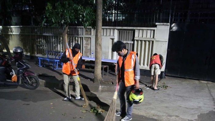 Anak Motor menjalankan sanksi menyapu Jalan Muhamad Yamin, Jakarta Pusat, Sabtu (27/12/2020) malam.