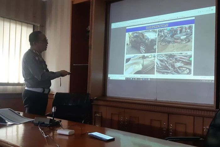 Direktur Lalu Lintas Polda Metro Jaya Kombes Sambodo Purnomo dalam konferensi pers Sabtu (26/12/2020)