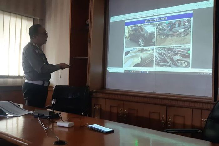 Terungkap ternyata pelaku sengaja serempet mobil polisi di Pasar Minggu, Jakarta Selatan sebabkan kecelakaan lalu lintas, 3 motor jadi korban.