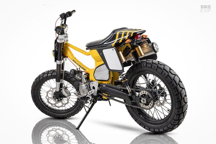 Tampilan bagian belakangnya khas flat tracker