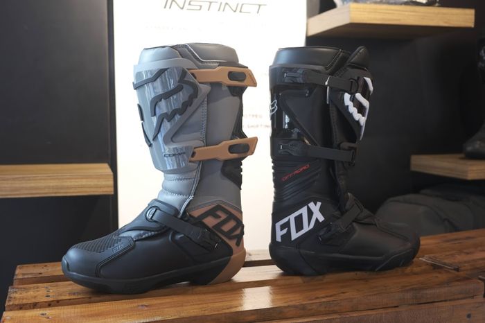 Bikers yang suka off-road dan  hobi trabasan harus tahu, ini bedanya sepatu motocross murah dan mahal.