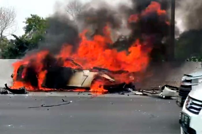 Nissan GT-R R35 yang dikendarai Wakil Jaksa Agung RI mengalami kecelakaan dan terbakar di Tol Jagorawi