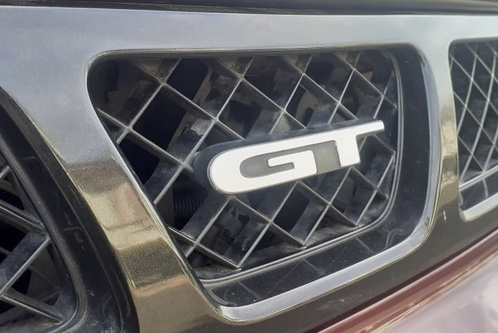 Grill kece dengan emblem GT