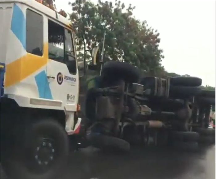 Truk tronton yang terguling usai Mitsubishi Pajero Sport gelimpang ulah potong jalur dari bahu jalan di tol Cipularang KM90