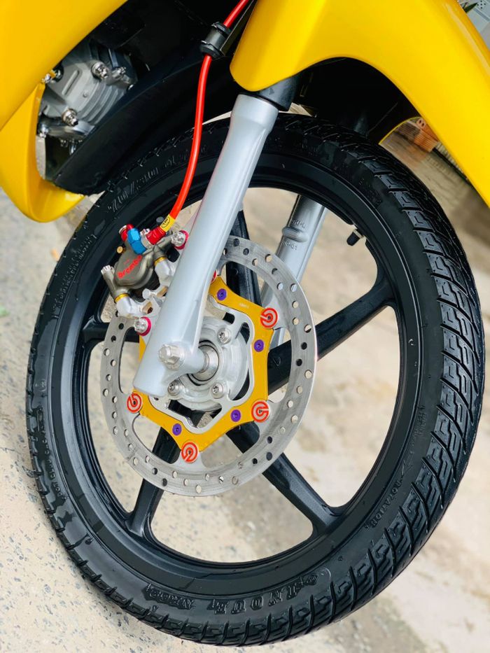 Rem depan juga diupgrade dengan Brembo