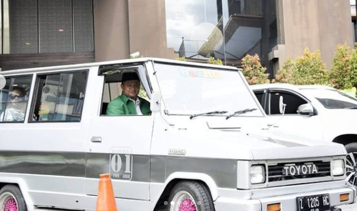 Wakil Gubernur Jawa Barat bersama Toyota Kijang Doyok miliknya