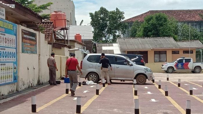 Polisi memeriksa Toyota Avanza yang dipakai kawanan perampok baterai tower