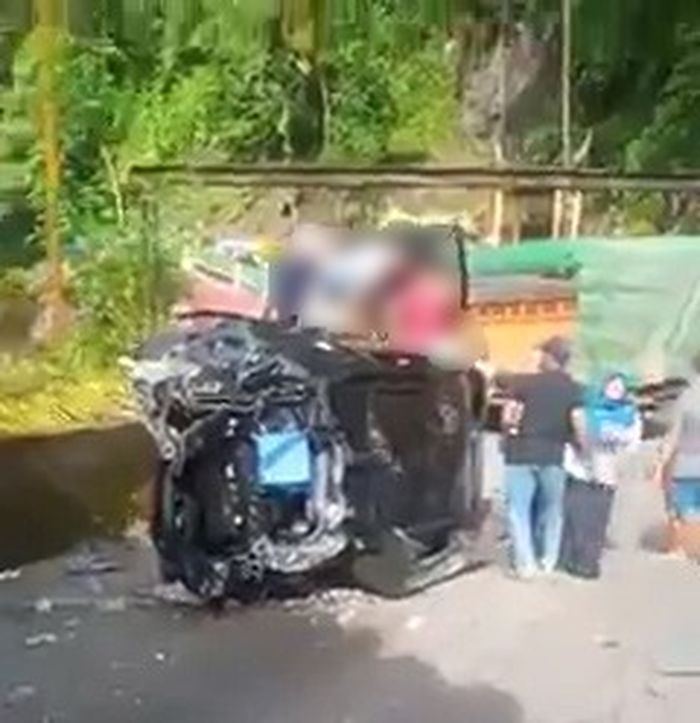 Sebuah mobil terguling dalam tabrakan beruntun di Jalan Raya Padang-Bukittinggi