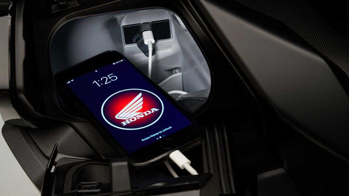 Slot USB Type-C pada Honda Forza 125 untuk mengecas smartphone.