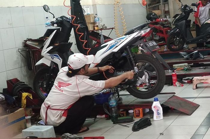 Ilustrasi servis motor Honda.