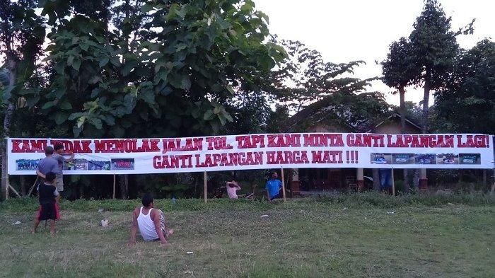 Spanduk penolakan proyek Tol Yogyakarta-Solo melenyapkan lapangan bola di Dukuh Kebayanan III, Desa Tambakan, Kecamatan Jogonalan Kabupaten Klaten. 