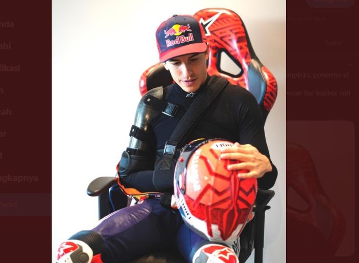 Pembalap Repsol Honda, Marc Marquez mengenakan wearpack balap di awal tahun 2021.