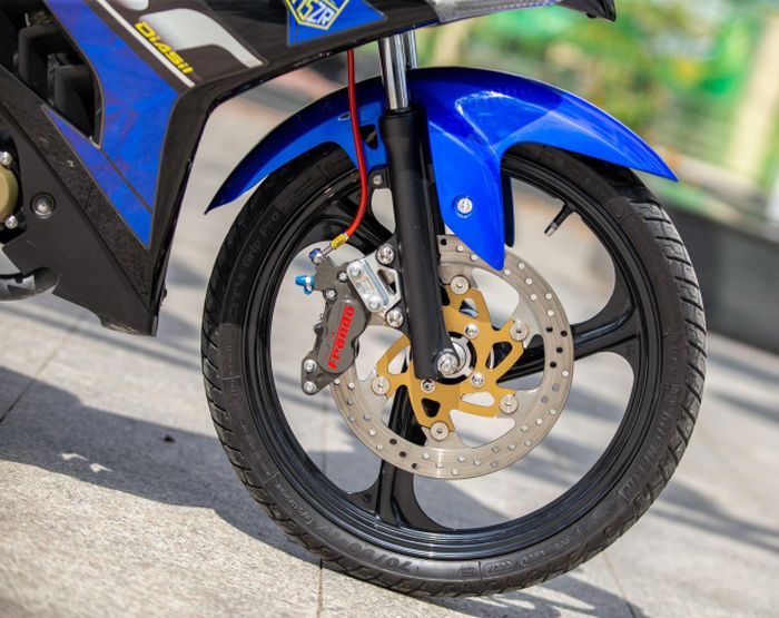 Pelek palang tiga ditambah pengereman istimewa bikin Yamaha MX King ini makin menawan