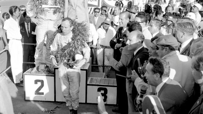 Pembalap North American Racing Team (NART), John Surtees berhasil meraih gelar juara dunia F1 dengan Ferrari 158 berkelir putih biru.