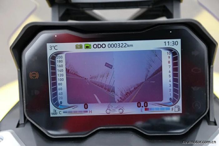 panel instrumen Dayang ADV150 bisa menampilkan rekaman video dari kamera