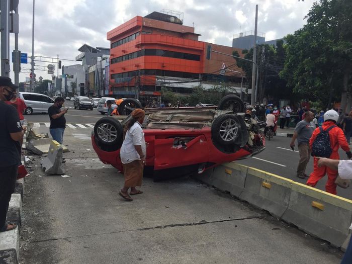 Mazda2 merah terguling di kawasan Petojo, Jalan Suryopranoto, Jakarta Pusat