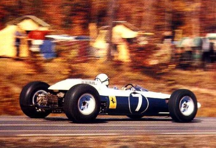Ferrari 158 berkeli putih biru yang digunakan pada dua seri terakhir F1 1964.