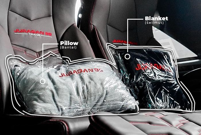 bantal dan selimut yang disediakan di dalam bus Juragan 99 Trans.