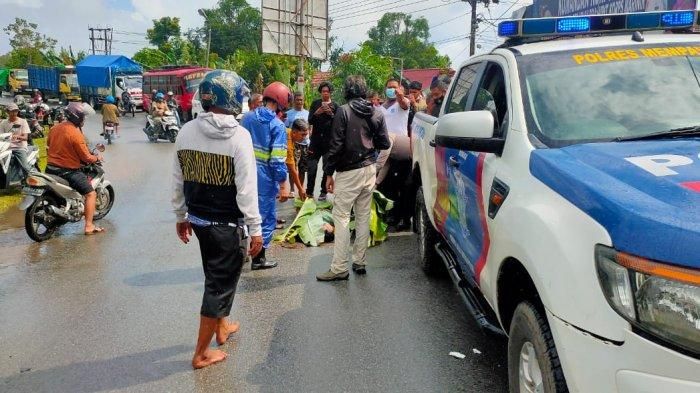 Proses evakuasi pengendara Yamaha Aerox 155 yang tewas usai diterjang truk tangki di Pontianak