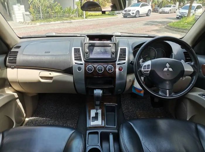 Interior Mitsubishi Pajero Sport bensin 3.0 V6