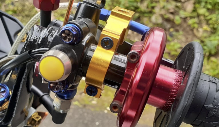 Tombol starter unik berwarna kuning