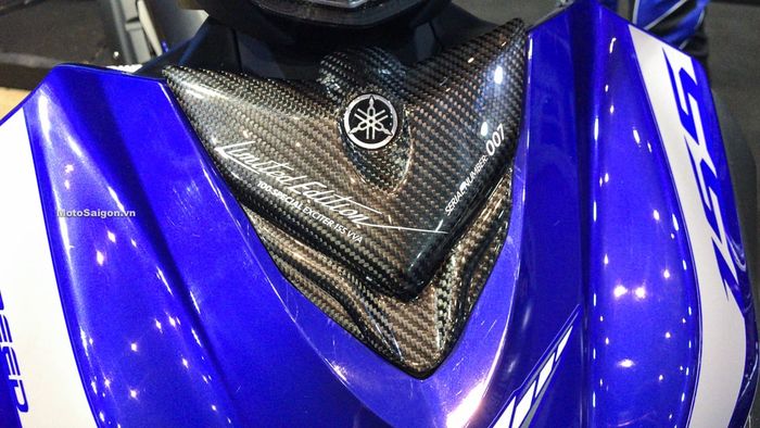 detail panel serat karbon pada Yamaha Exciter 155 VVA Limited Edition