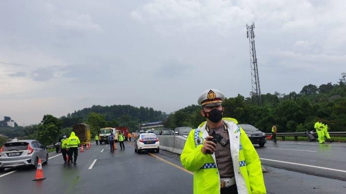  Peristiwa kecelakaan lalu lintas melibatkan tujuh kendaraan terjadi di Tol Ungaran-Bawen tepatnya KM 428, Senin (4/1/2021).