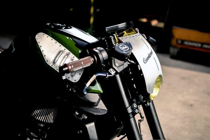 Fairing mungil mengapit lampu bulat