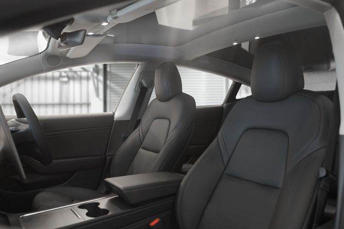 Selain warna door trim, ada penambahan dua buah wireless charging port, serta memory dash cam di Tesla Model 3 facelift