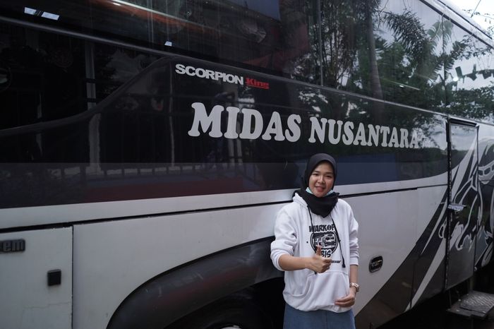 Bermodalkan bangkai bus yang sudah pensiun, PO Midas Transportasi menyulap interior kabin bergaya kafe ataupun warkop