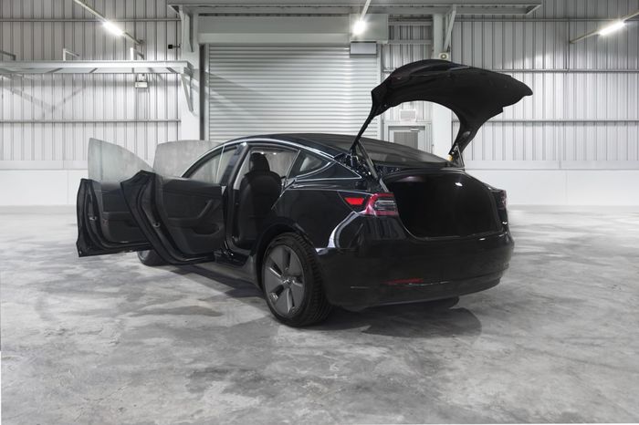 Buka bagasi belakang Tesla Model 3 facelift menggunakan mekanisme elektrik