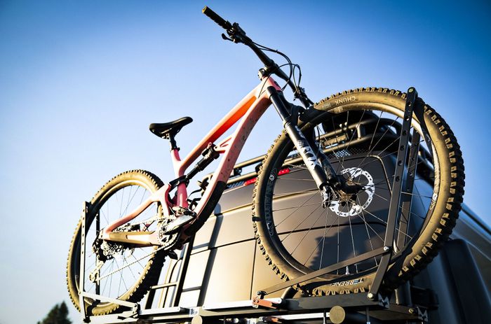 Area buritan dipasang bike rack untuk mengangkut sepeda