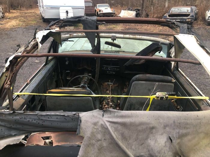 kondisi interior Chevrolet Camaro Z28 yang mankrak puluhan tahun di tempat rongsokan