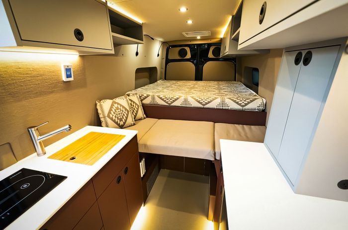 Tempat tidur nyaman untuk 4 orang termasuk di atap pop top