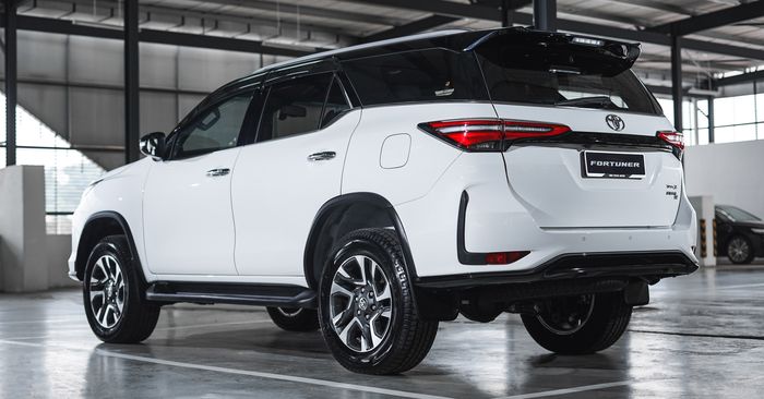 Tampak belakang Toyota Fortuner 2021.