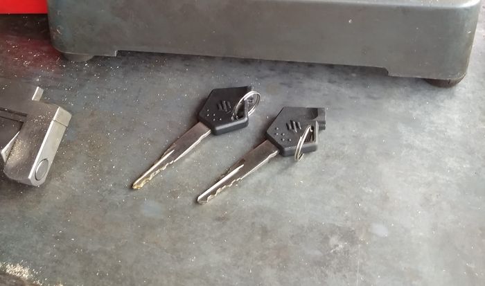 Kunci motor asli (kiri) dan kunci motor duplikat (kanan)